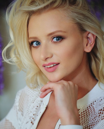 Buxom blonde stunner Nika N