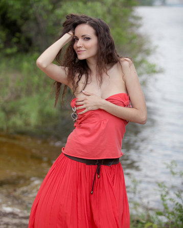 Lovely Babe Gets Nude Outdoor And Shows Her Round Ass