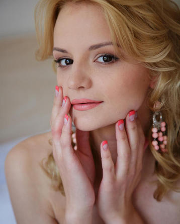 Teen Takes Off Her Nightie